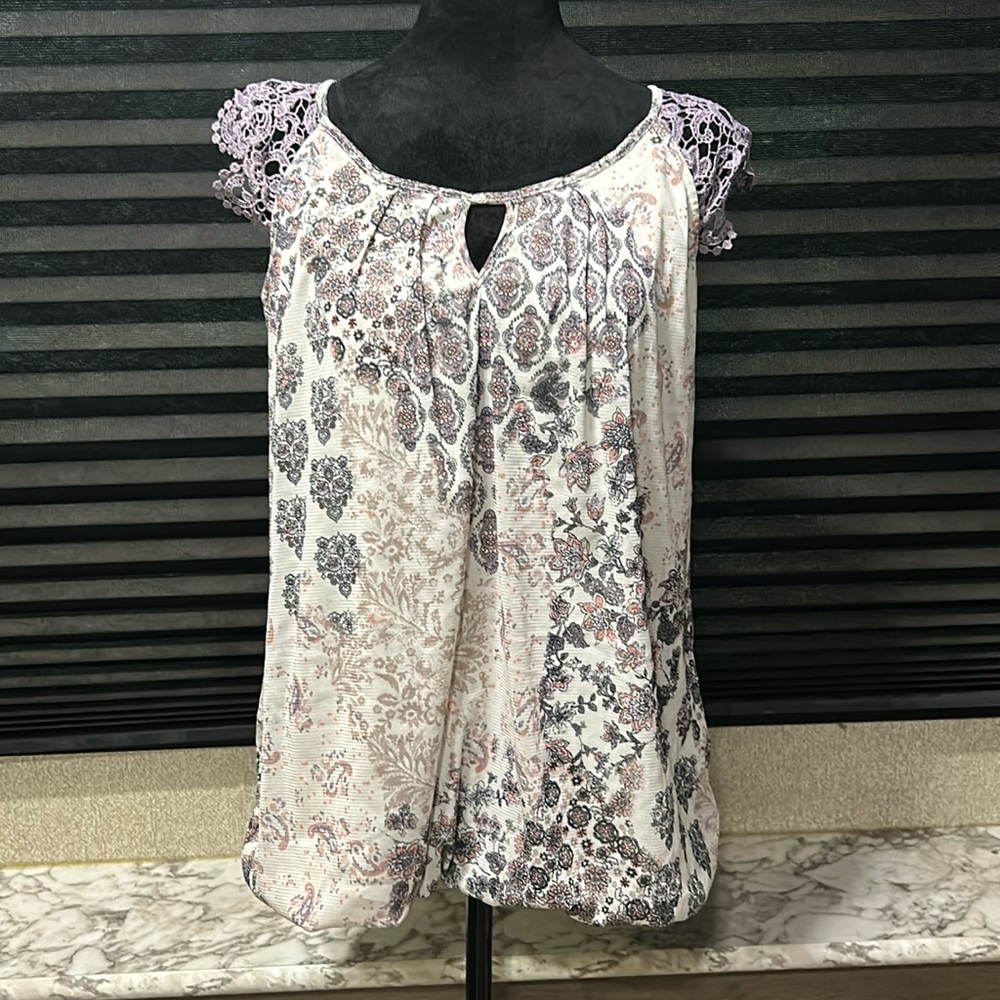 Maurice’s Women’s Lace Cap‎ Sleeve Open Back Print Top Size Large